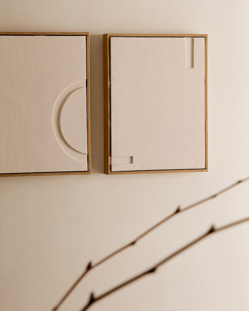 Sefri has a continuous open design drawn in relief that accentuates the depth of its shapes. Its com