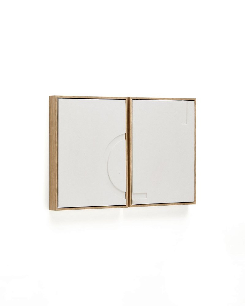 Sefri has a continuous open design drawn in relief that accentuates the depth of its shapes. Its com