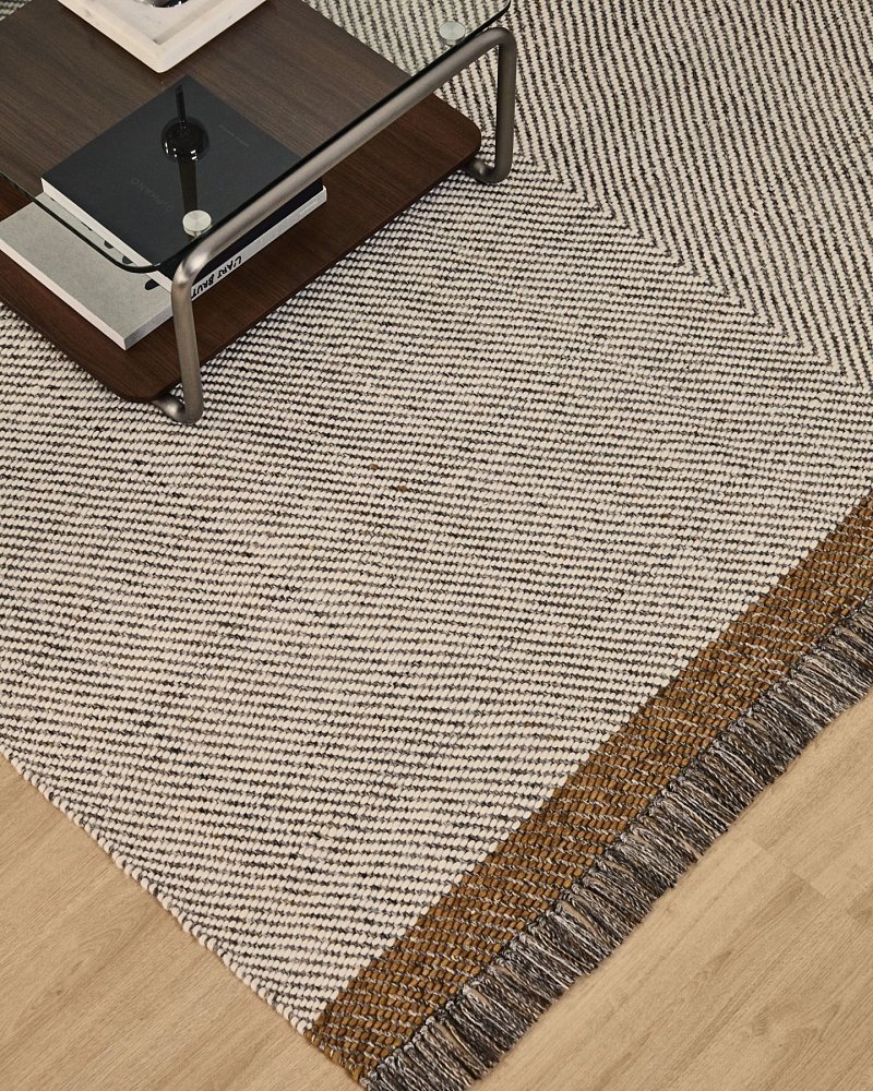 Ковер Brina из бежевой шерсти с узором в елочку 230 x 160 см