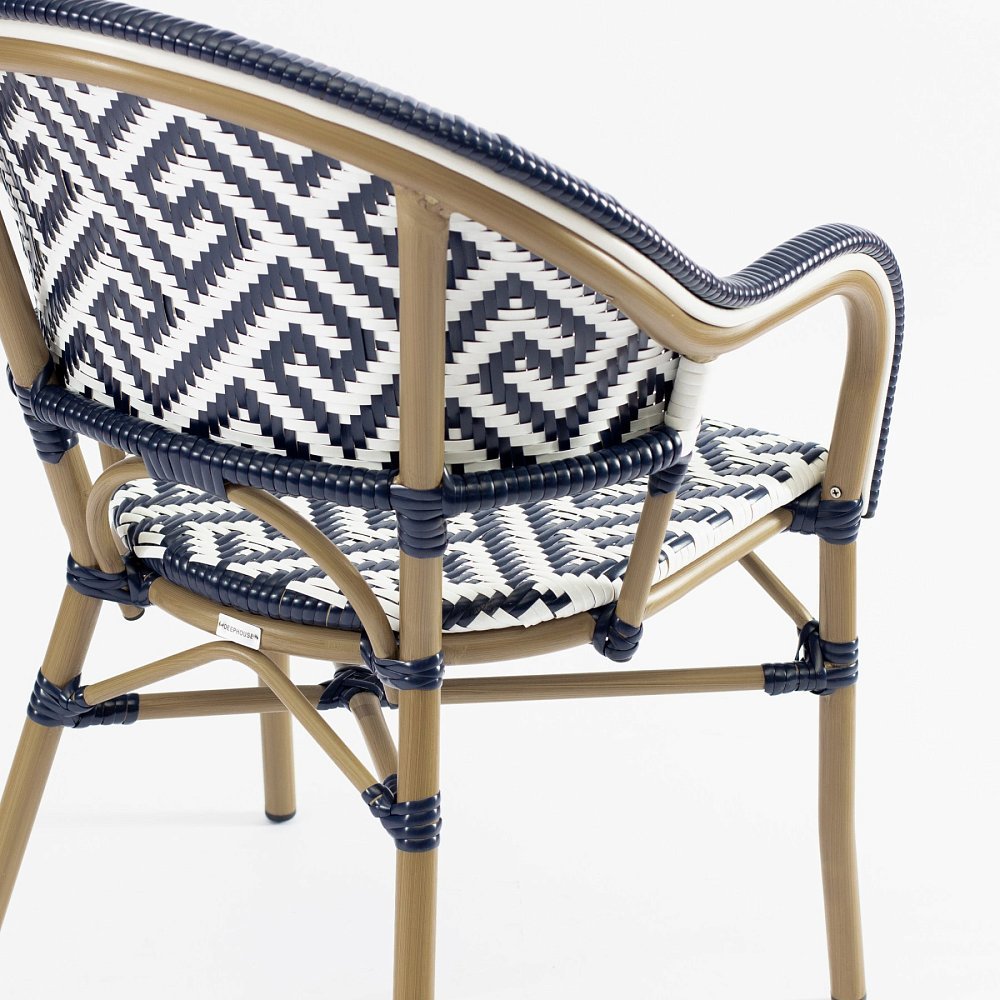 Стул Фрежюс с подлокотниками плетеный искусственный ротанг темно-синий/белый ножки металл коричневые