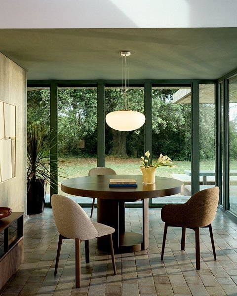 Раздвижной круглый стол Artis из массива и дубового шпона с отделкой под орех, 150 (200) см