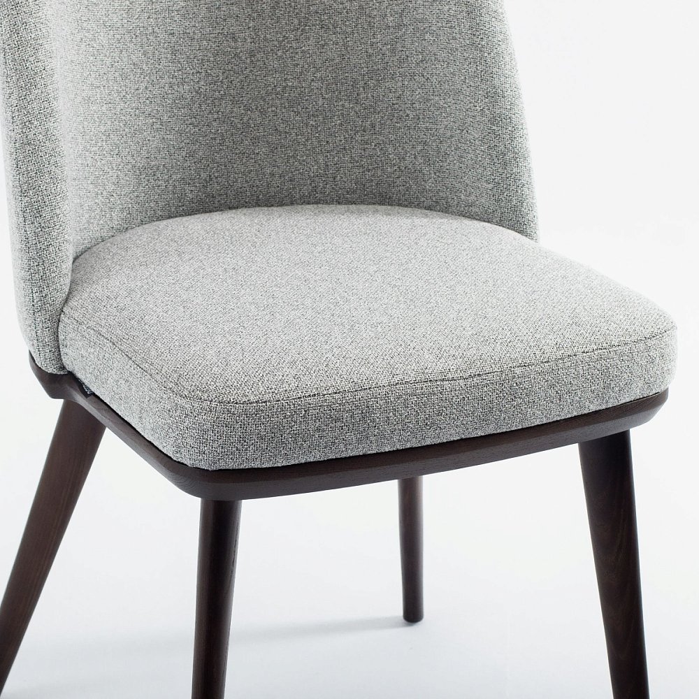 Стул Трентино без подлокотников без выреза светло-серая ткань ясень тон темный орех (лак/матовый)
