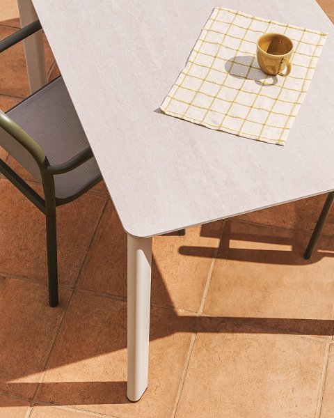Уличный стол Anafi с бежевой столешницей из спеченного камня, 140 x 80 см
