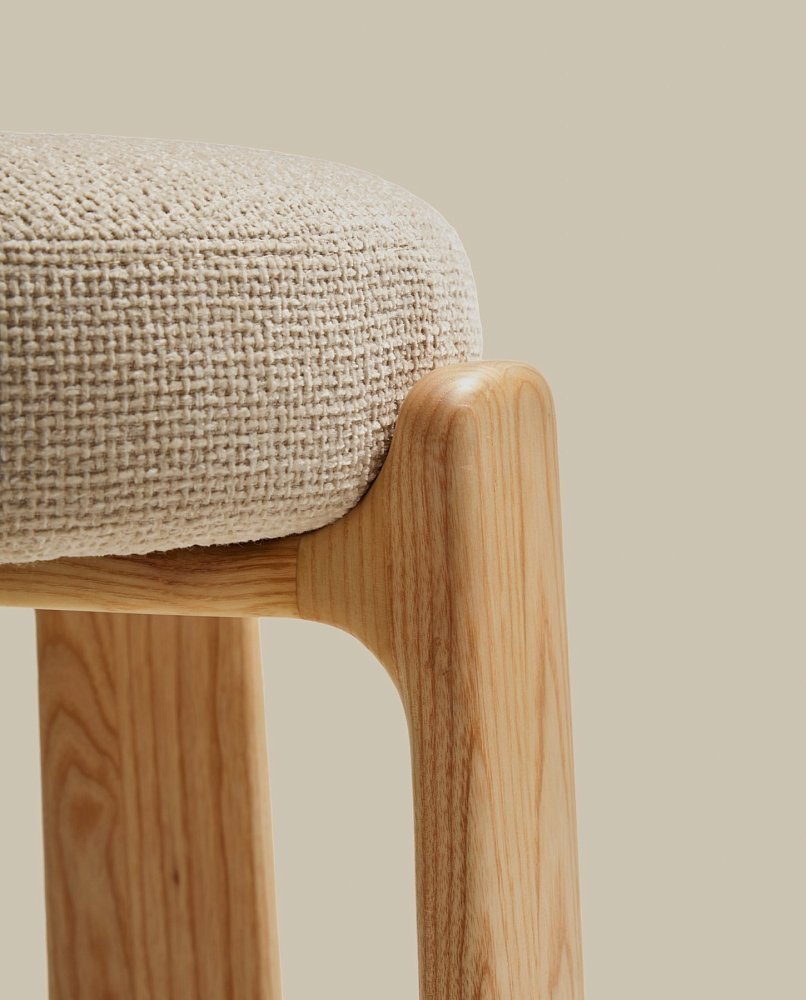 Полубарный табурет Granite из бежевой синели и массива ясеня с натуральной отделкой
