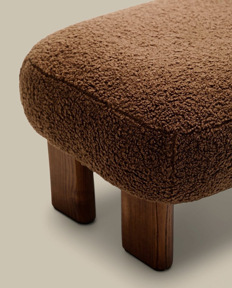 Пуф Cabana Taupe Boucle с ножками в отделке орех 65x55,4