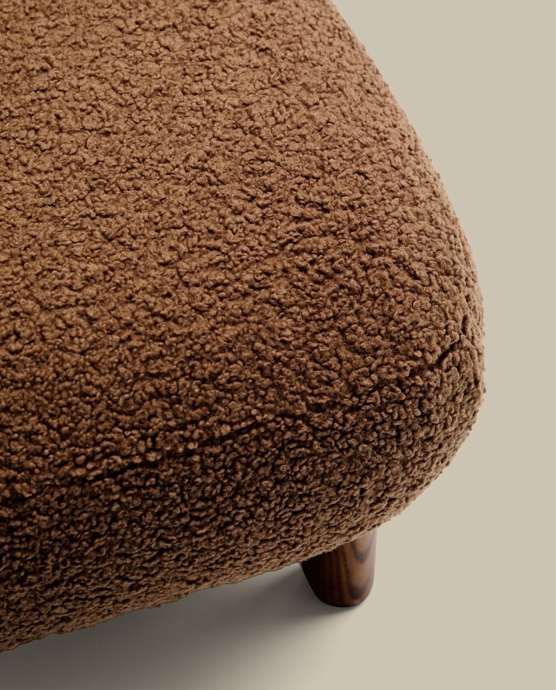 Пуф Cabana Taupe Boucle с ножками в отделке орех 65x55,4