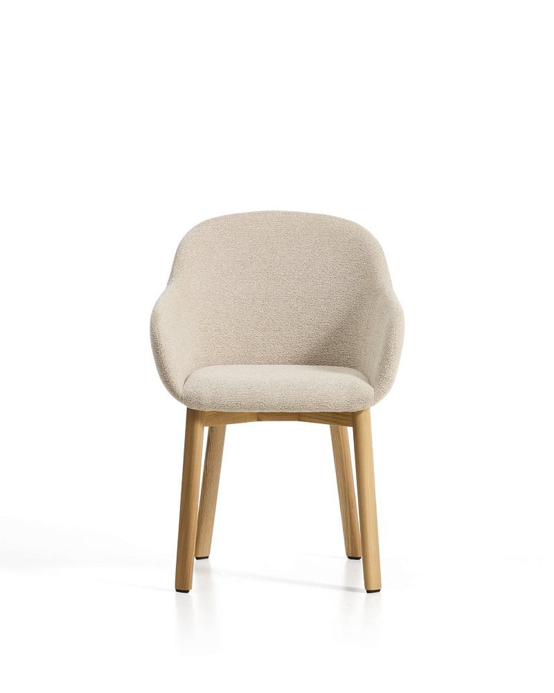 Стул Meila с подлокотниками из огнестойкой бежевой синели и ножками из массива ясеня