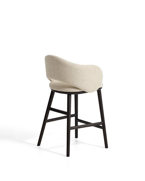 Полубарный стул Maina из бежевого шенилла с ножками из ясеня в черной отделке