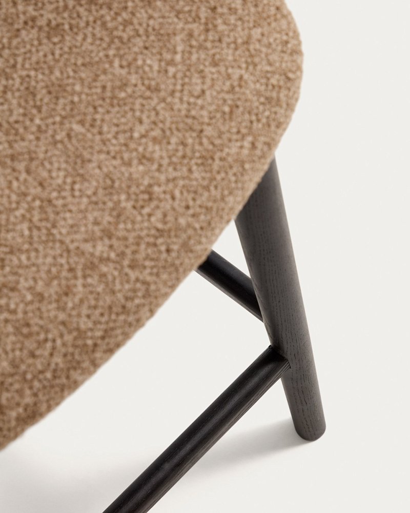 Полубарный стул Maina из коричневого шенилла с ножками из ясеня в черной отделке